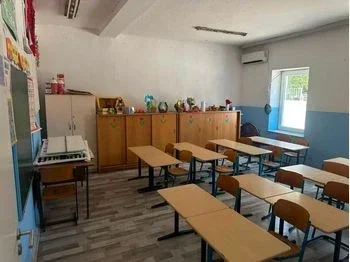Боење и реновирање на ходниците и училниците во старата училишна зграда, 25-08-2026 - слика 1